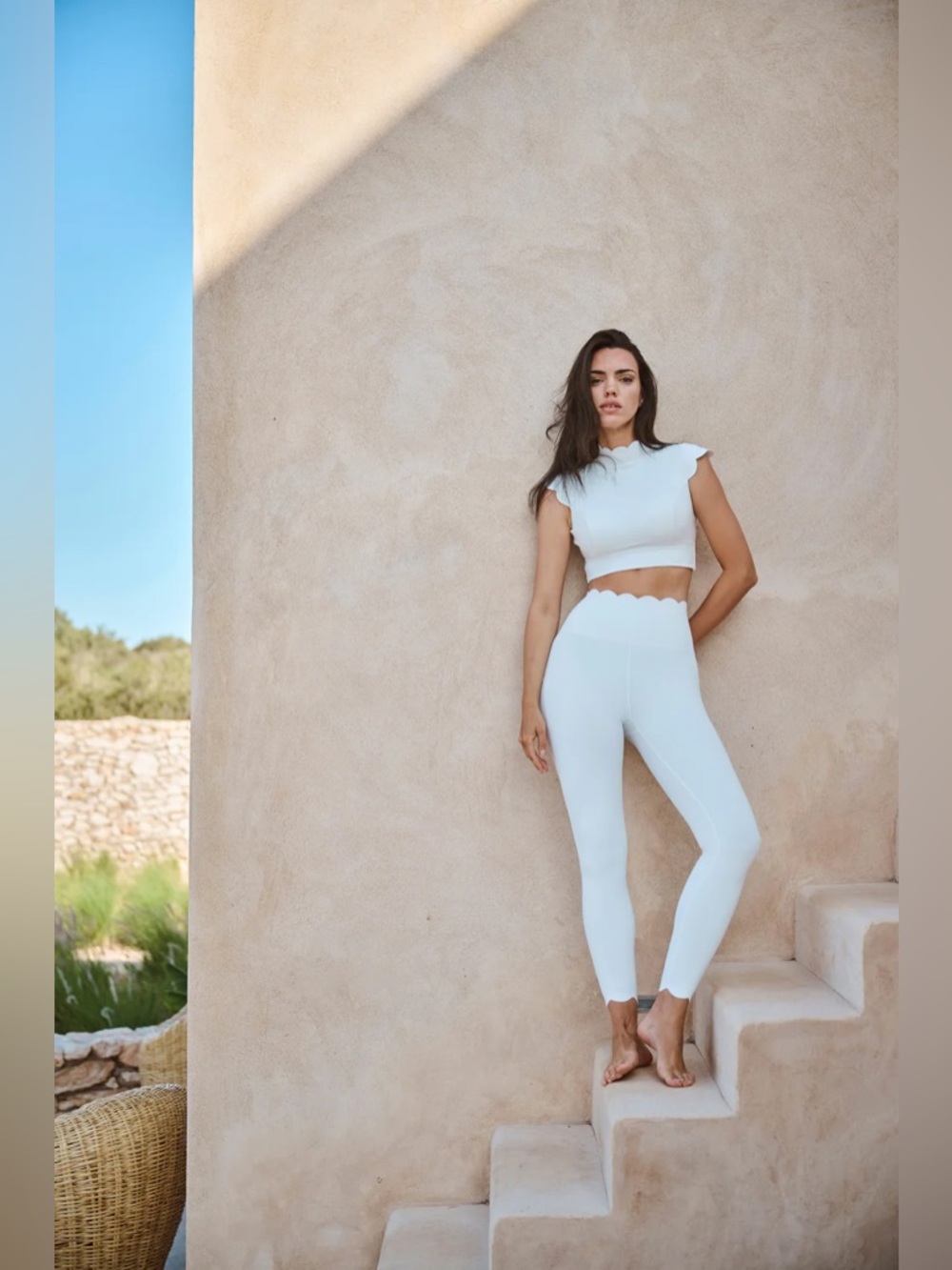Wiskii Active Scallop Cutout Mock Neck Crop Top Ivory Size Small - Picture 3 of 5